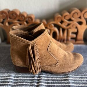 🍂Minnetonka women’s size 9 fringe detail booties🍂